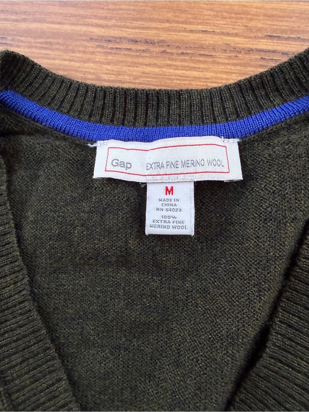 GAP Men’s Extra Fine Merino Wool V-Neck Sweater M Green - Picture 2 of 5